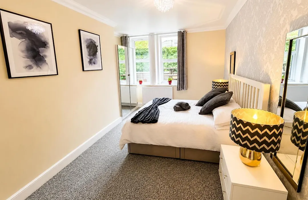 Glen Fern Lodge - Garden Apartment With Parking - Heart Of Bournemouth Town Centre - Close To Beach - Darts And Table Football - Sleeps 11-1