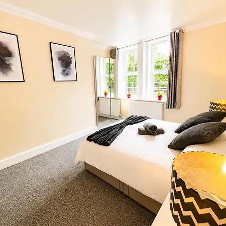 Glen Fern Lodge - Garden Apartment With Parking - Heart Of Bournemouth Town Centre - Close To Beach - Darts And Table Football - Sleeps 11-2