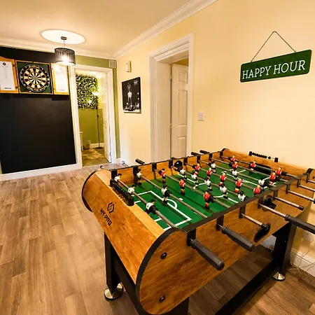 Glen Fern Lodge - Garden Apartment With Parking - Heart Of Bournemouth Town Centre - Close To Beach - Darts And Table Football - Sleeps 11-3